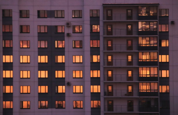 住宅建筑立面与橙色的天空窗户反射图片下载