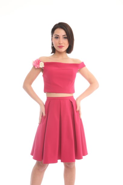 美丽的女人在白色的背景前穿着休闲服装图片下载