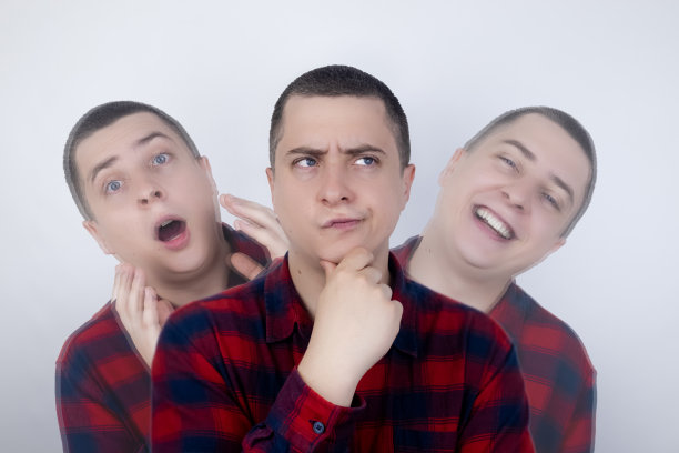 概念上的照片。一个男人正在经历精神分裂症的发作，在他看来好像有人在附近。人格分裂。精神病学。一个人同时会经历几种情绪。图片下载