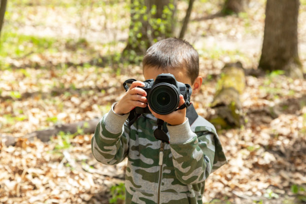 用相机拍照的小男孩图片下载