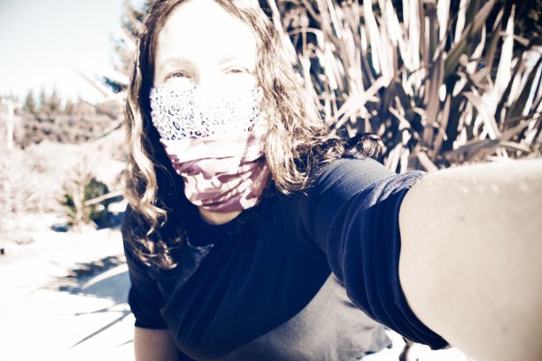 面具后微笑的女人图片下载