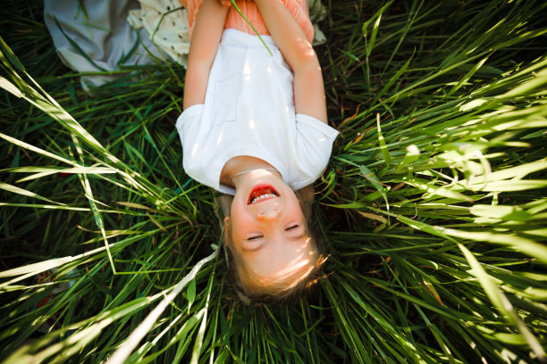 一个长着麦穗的小女孩的肖像。图片下载