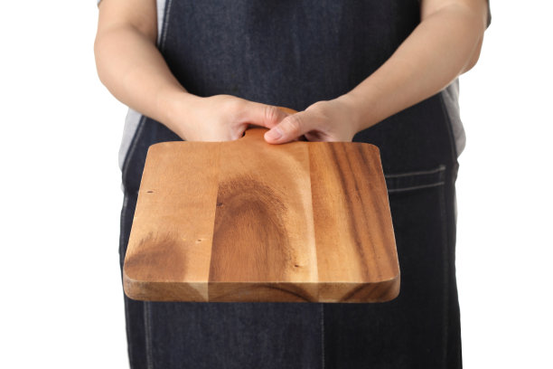 厨师拿着木头砧板孤立在白色的背景图片下载