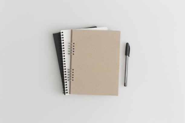 灰色背景笔记本。平面组合。前视图。图片下载