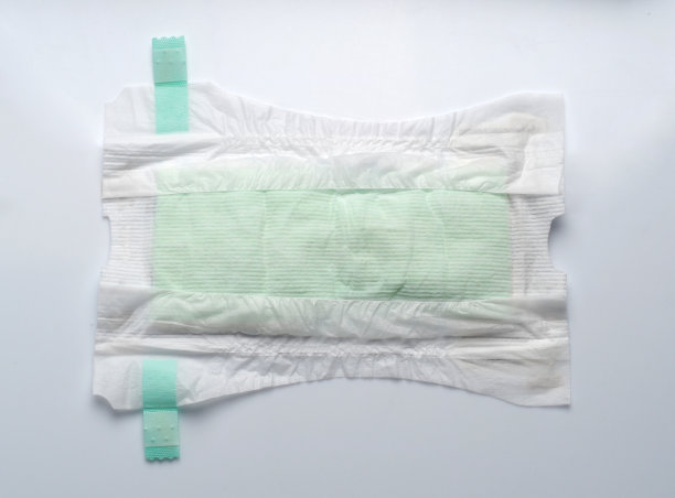 婴儿尿布干燥柔软的面料白色卫生舒适的胶带型和白色的背景工作室拍摄图片下载