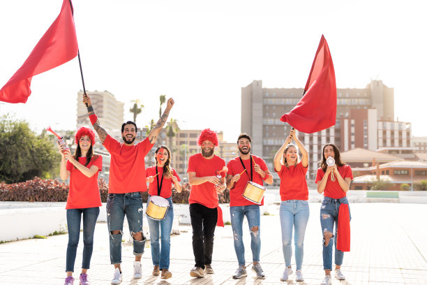 球迷有乐趣支持俱乐部的足球比赛事件在体育场-体育娱乐的概念图片下载