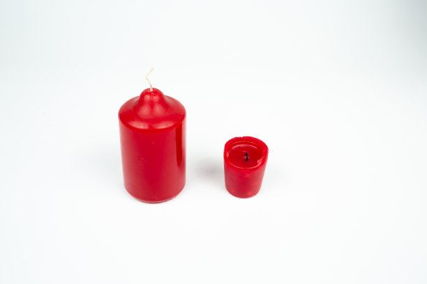 大型新的和燃烧的红色蜡烛在白色的背景，燃烬的概念图片下载