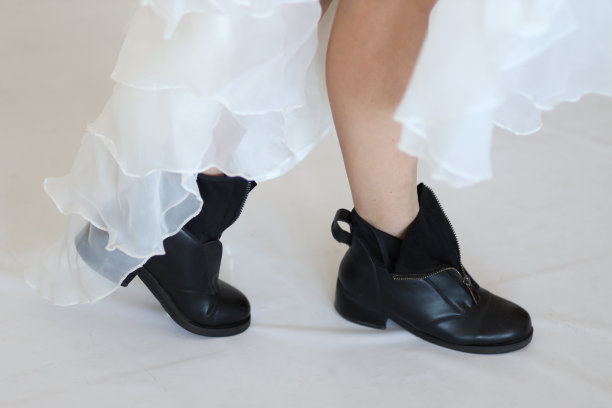 穿着白裙子的黑发女子。白色背景。图片下载