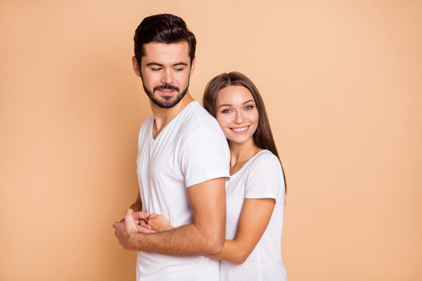 小女孩的档案侧面照片幸福积极的微笑拥抱拥抱她的丈夫爱的感情支持孤立的米色背景图片下载