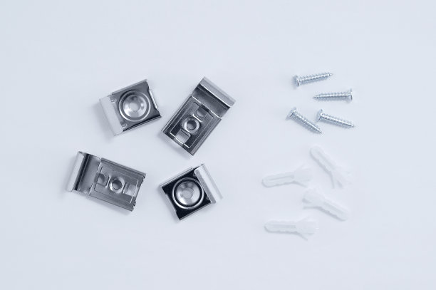 白色背景上装有自攻螺钉的镜子的金属装置。图片下载