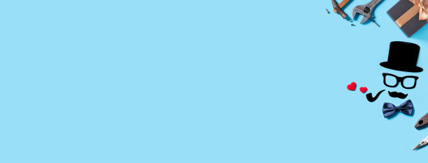 父亲节背景设计理念。蓝色桌面背景上的纸张装饰和工作工具的俯视图。图片下载