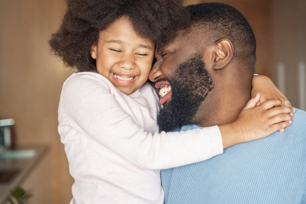 快乐大笑的非裔美国父亲和女儿室内大头照图片下载