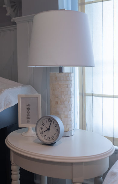 一盏现代的白色灯来了图片下载