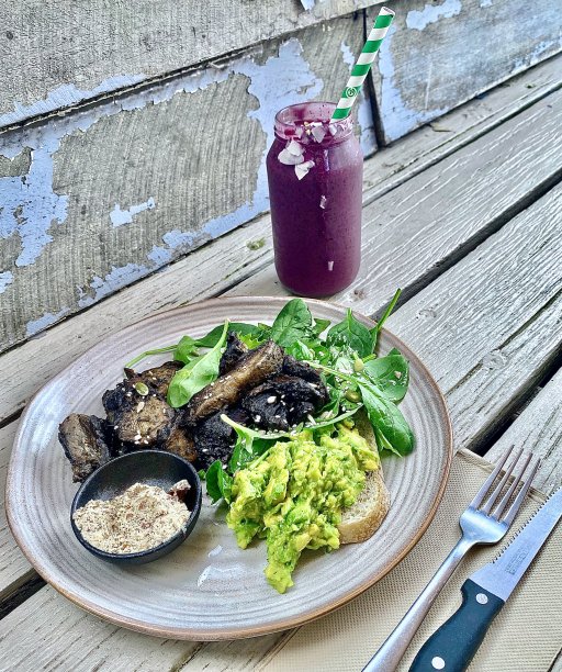 早餐有鳄梨，蘑菇，绿色蔬菜和冰沙图片下载