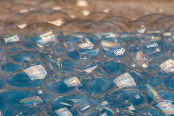 肥皂泡沫靠近。图片下载