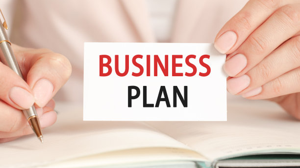 一位女商人手中的一张卡片，上面写着“商业计划”图片下载