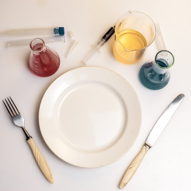 实验室里有一个带勺子和叉子的盘子。饮食概念与化学品。图片下载