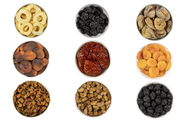 什锦干果和浆果零食白色背景干樱桃，葡萄干，杏子或无花果，西梅，苹果图片下载