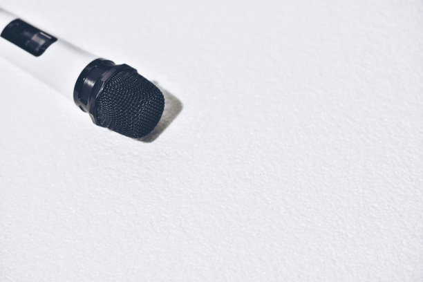 数字无线麦克风隔离在白色。图片下载