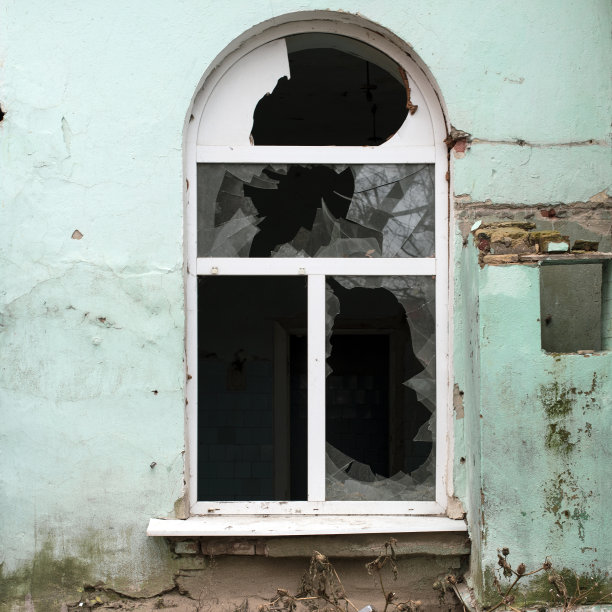 一幢旧住宅楼的窗户被打破。图片下载