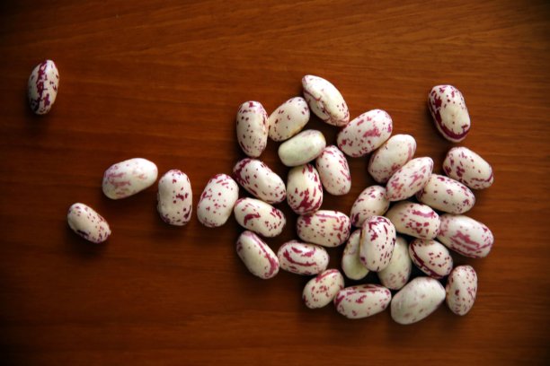 木头表面上的豆子图片下载