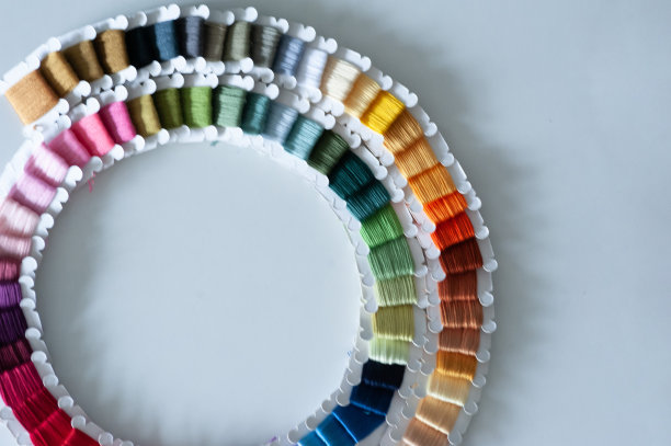 色彩缤纷的线轴、踏板组成的DIY世界。图片下载