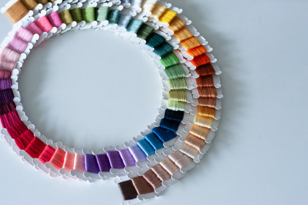 色彩缤纷的线轴、踏板组成的DIY世界。图片下载