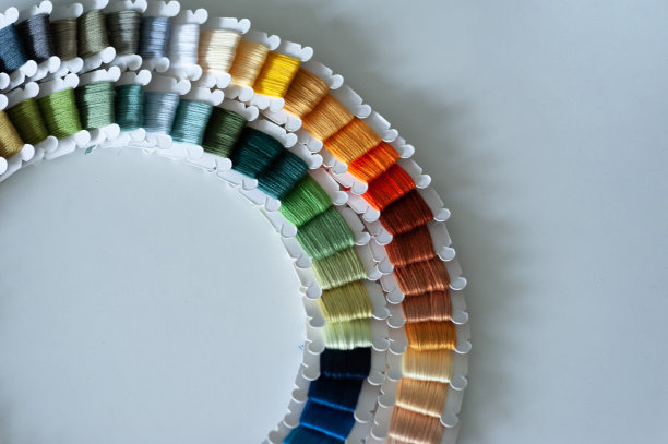 色彩缤纷的线轴、踏板组成的DIY世界。图片下载
