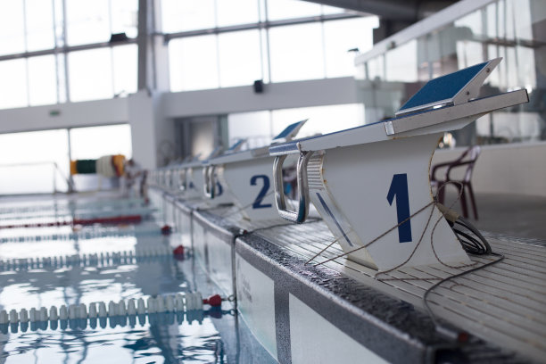 比赛前的游泳场图片下载