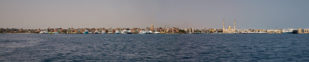 埃及洪加达城市全景，来自阳光明媚的红海图片下载