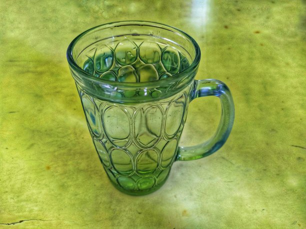 喝玻璃杯里的水图片下载