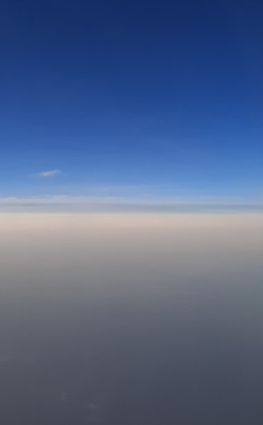 美丽的蓝天在地平线上。图片下载