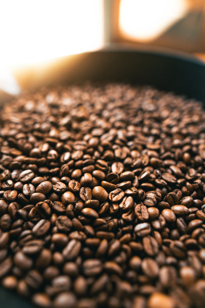 在咖啡店用机器烘培咖啡豆图片下载