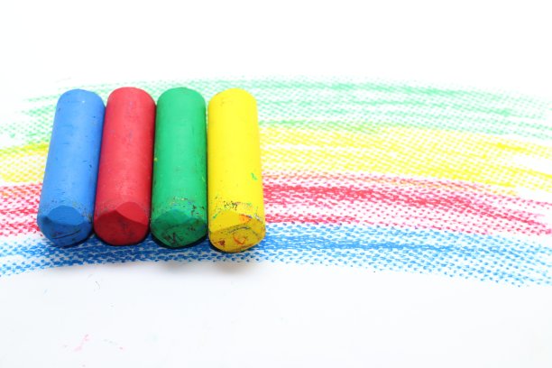 并排的蜡笔和彩色图案图片下载