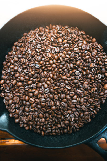 在咖啡店用机器烘培咖啡豆图片下载