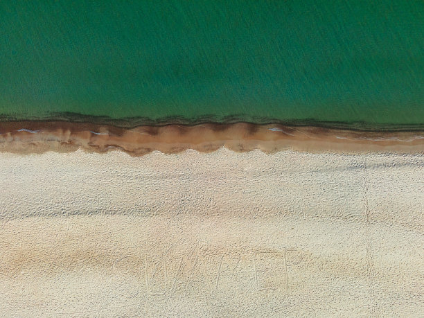 海岸和沙滩鸟瞰图与夏季铭刻在沙上的库尔尼沙嘴。前视图。从无人机图片下载
