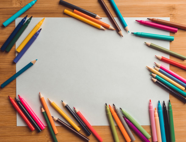 彩色铅笔和记号笔在一张白纸上。有选择性的重点。背景和纹理。图片下载