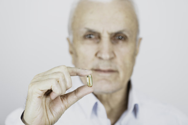 老年男子展示软凝胶胶囊图片下载