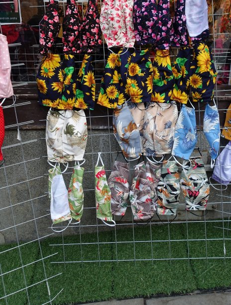 斯德哥尔摩街头出售五颜六色的防传染布口罩图片下载