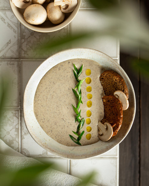 奶油香槟汤放在一张平铺着植物的平铺桌子上图片下载