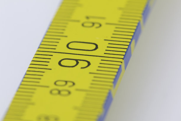 木制仪表孤立在白色背景上。图片下载