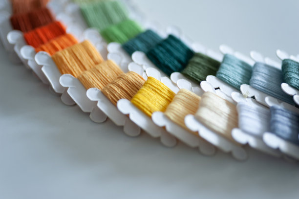 色彩缤纷的线轴、踏板组成的DIY世界。图片下载