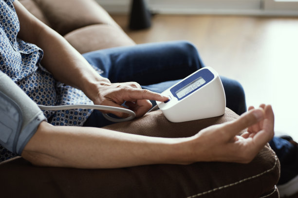 男人使用电子血压计图片下载