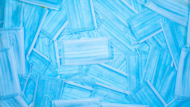 新型医用卫生口罩医用口罩横幅。带隔离背景的医用口罩用于对抗covid-19冠状病毒。横幅背景与复制空间健康网站背景图片下载