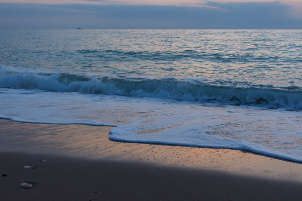 海砂的夜晚。日落后海边的蓝色时光图片下载