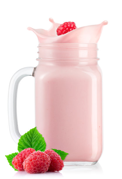 覆盆子落在盛有酸奶的玻璃罐中，溅起一片图片下载