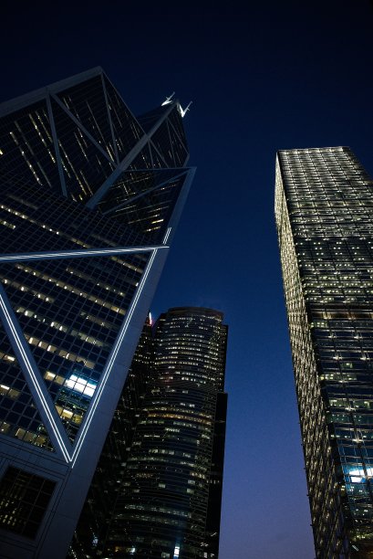 高楼大厦和黑暗的天空图片下载