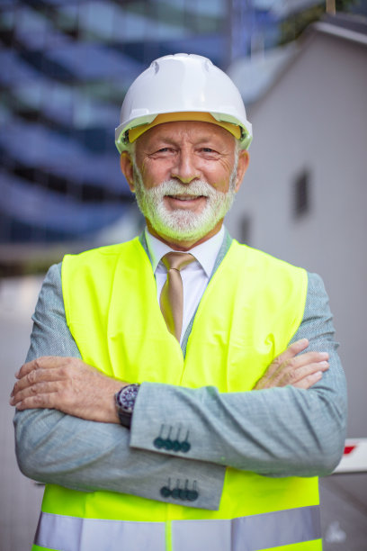 微笑的商人站在外面看着摄像机。图片下载