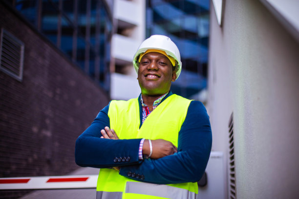 微笑的工程师站在街上。图片下载