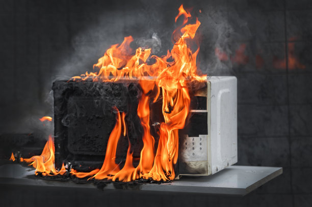 微波炉着火，因操作不当引起的房屋火灾，故障电器自燃图片下载